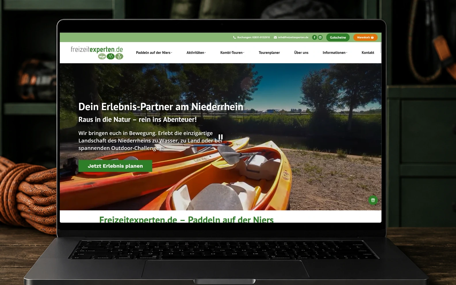 Laptopansicht der Startseite von Freizeitexperten.de mit Paddelbooten und Einstiegen in die Erlebnisangebote am Niederrhein