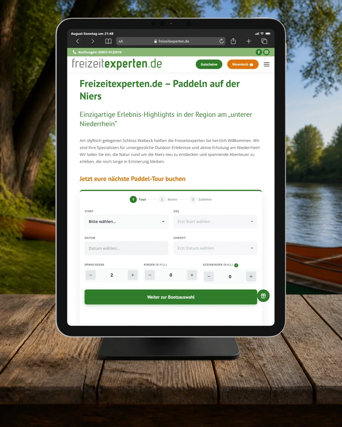 iPad Pro an der Niers mit der Freizeitexperten-Seite „Paddeln auf der Niers“ und Auswahlformular für eine Paddeltour