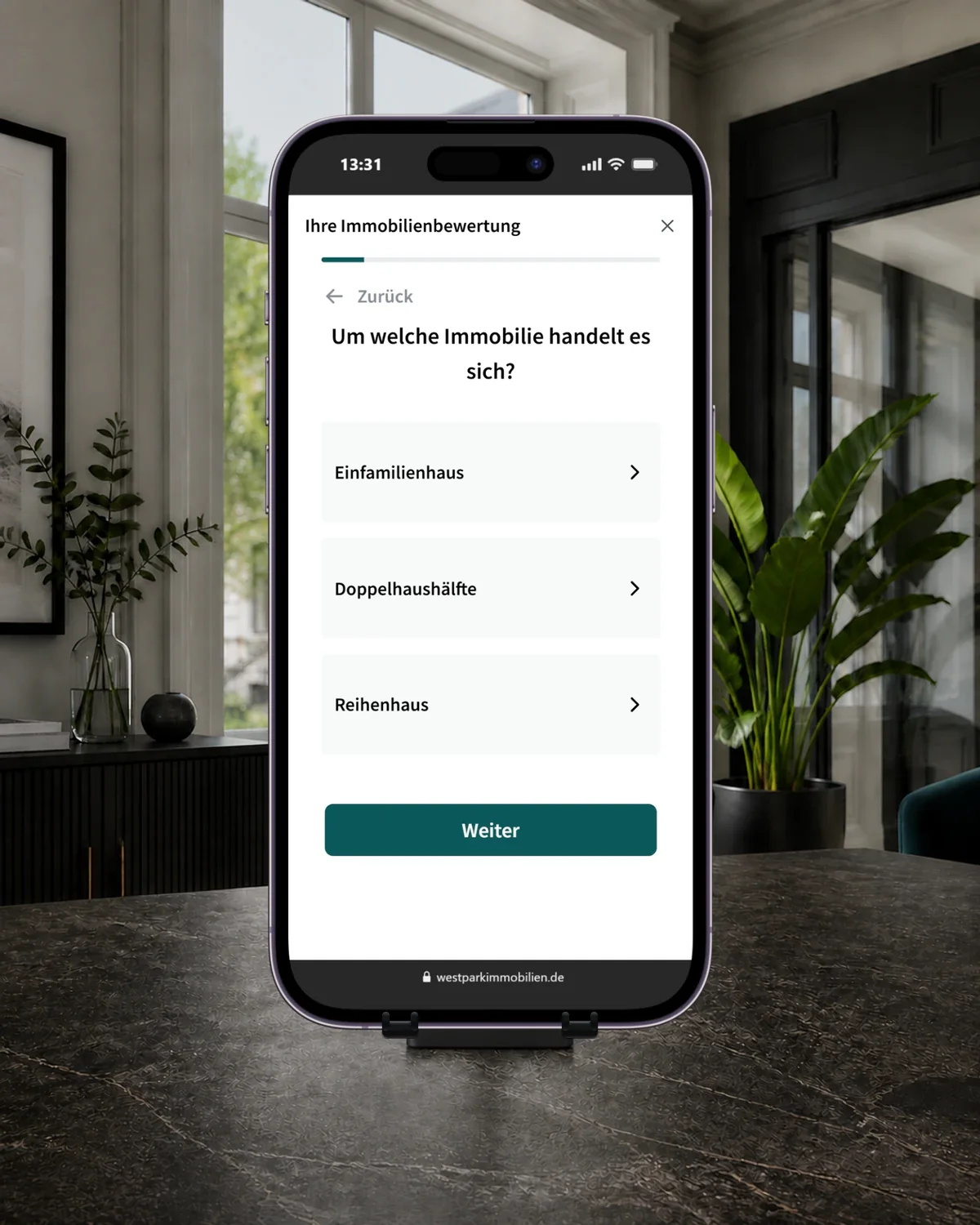 iPhone 14 Pro auf einer Halterung mit dem ersten Schritt der Immobilienbewertung von Westpark Immobilien