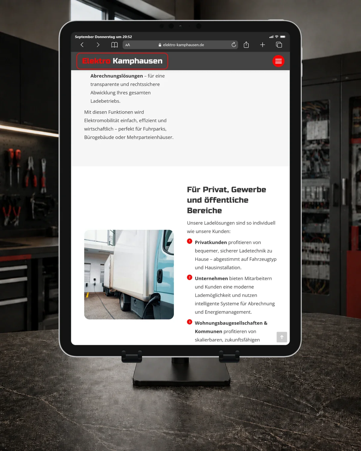 Tablet mit der Kamphausen-Seite zu E-Mobilität, Lade- und Abrechnungslösungen in einer Elektro-Werkstatt