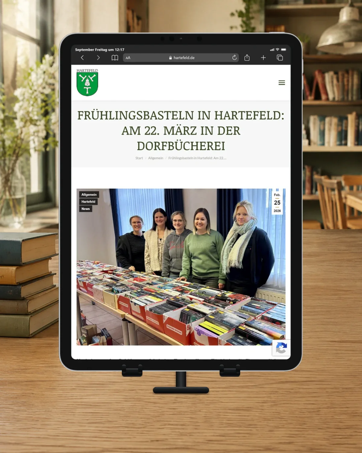 iPad Pro in einer Bibliotheksumgebung mit dem Hartefelder Beitrag zum Frühlingsbasteln und dem Teamfoto der Dorfbücherei