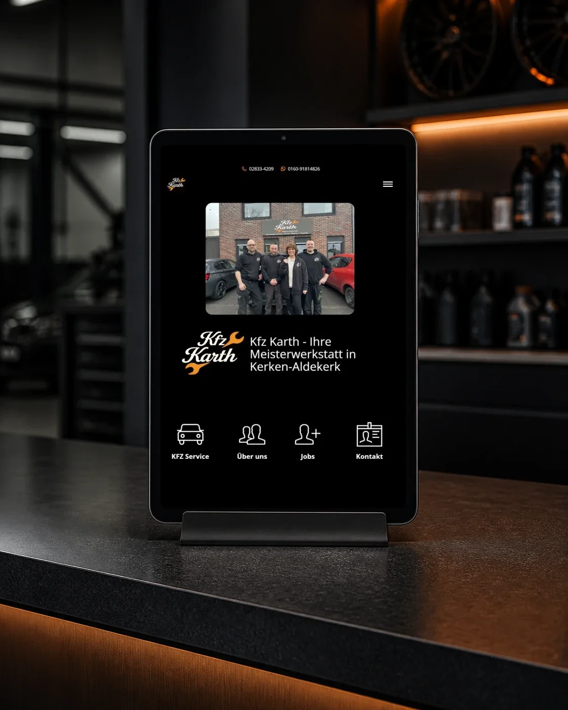 Autohaus-Karth-Website auf einem Tablet mit Teamfoto und Navigation