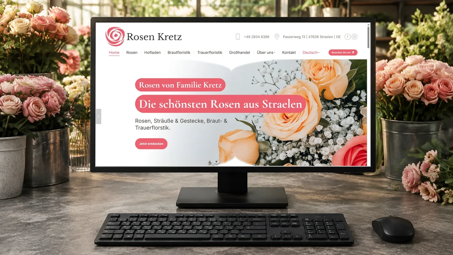 Rosen-Kretz-Website auf einem Desktop-Monitor mit Tastatur und Maus, umgeben von Rosen