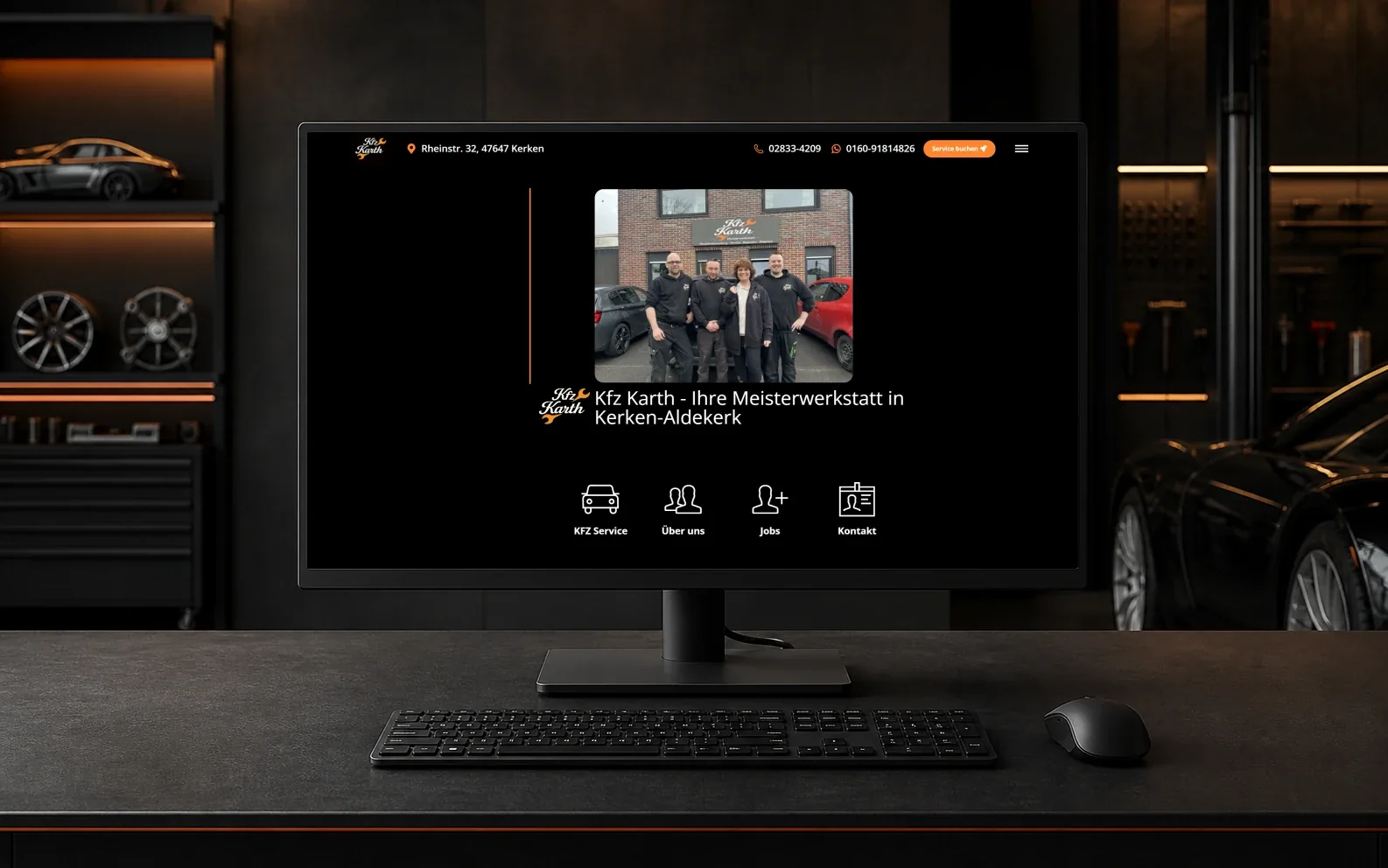 Website von Autohaus Karth auf einem Monitor mit Teamfoto, Standortbezug und Navigation zu Werkstattleistungen und Kontakt