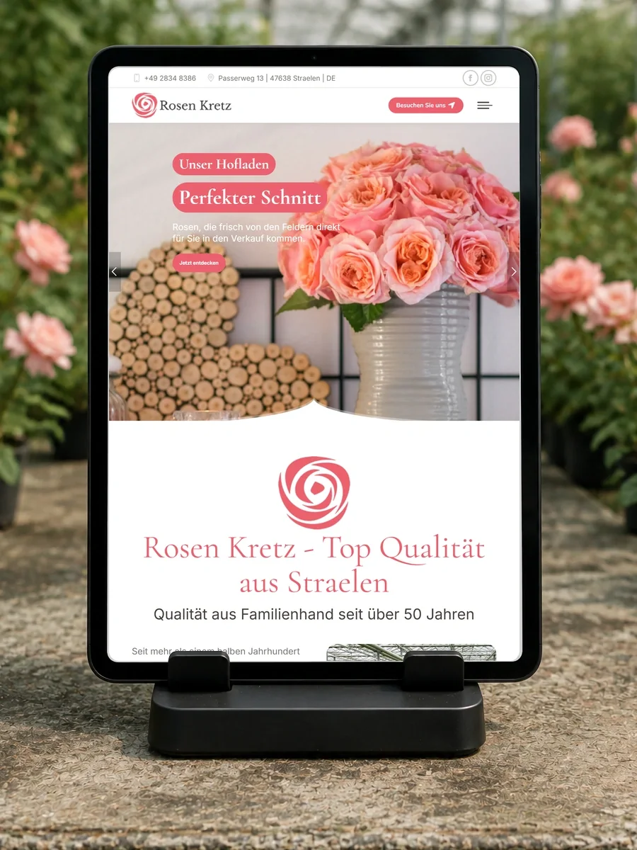 Tablet mit der Rosen-Kretz-Startseite und dem Hofladen-Motiv mit einem Strauß apricotfarbener Rosen