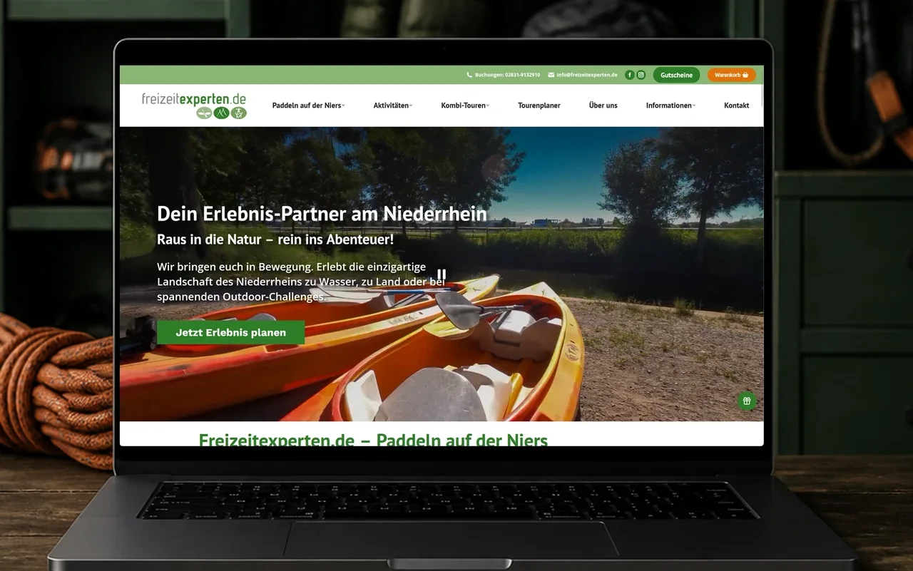 Laptopansicht der Startseite von Freizeitexperten.de mit Paddelbooten und Einstiegen in die Erlebnisangebote am Niederrhein