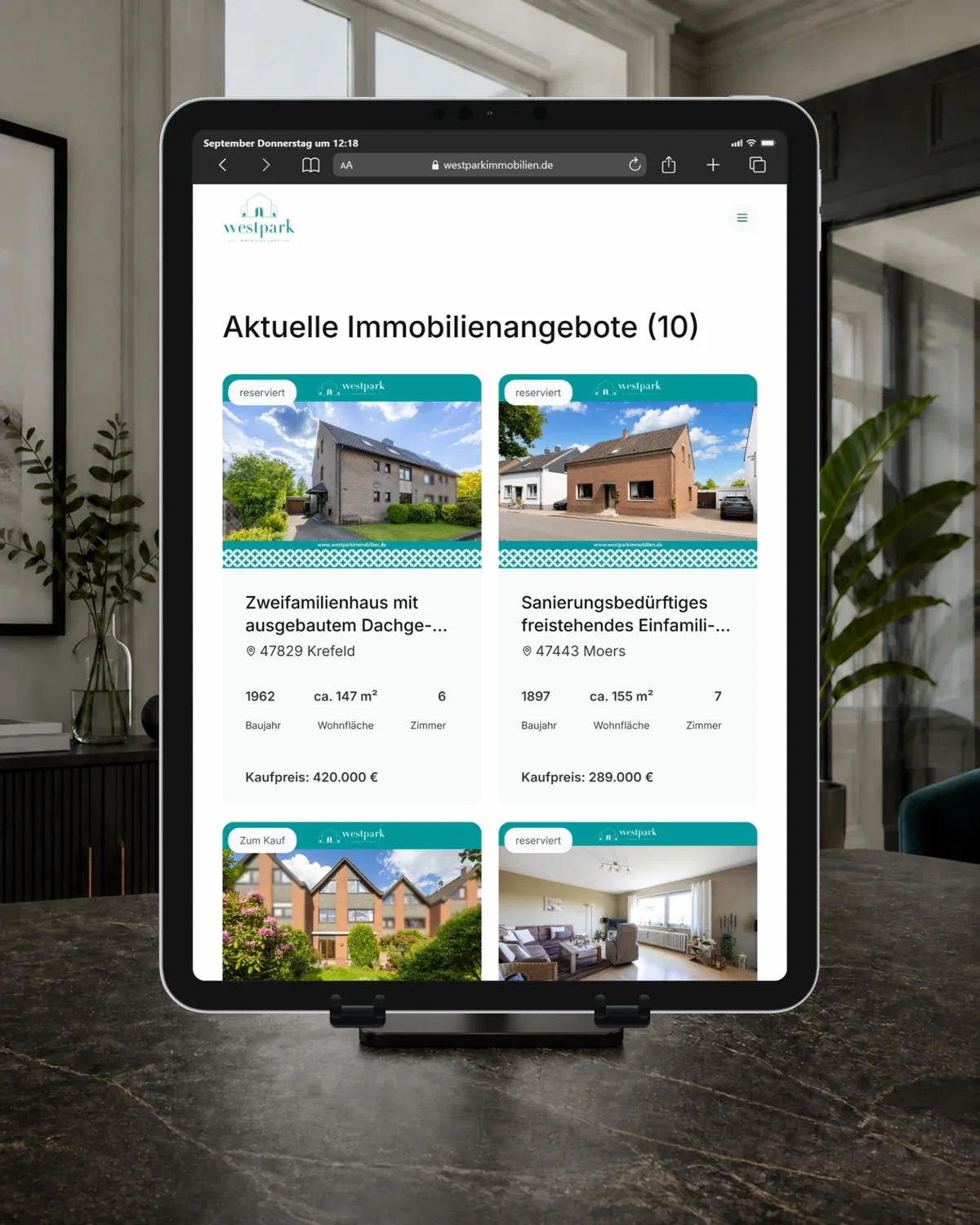 iPad Pro auf einer Halterung mit der Immobilienangebotsübersicht von Westpark Immobilien