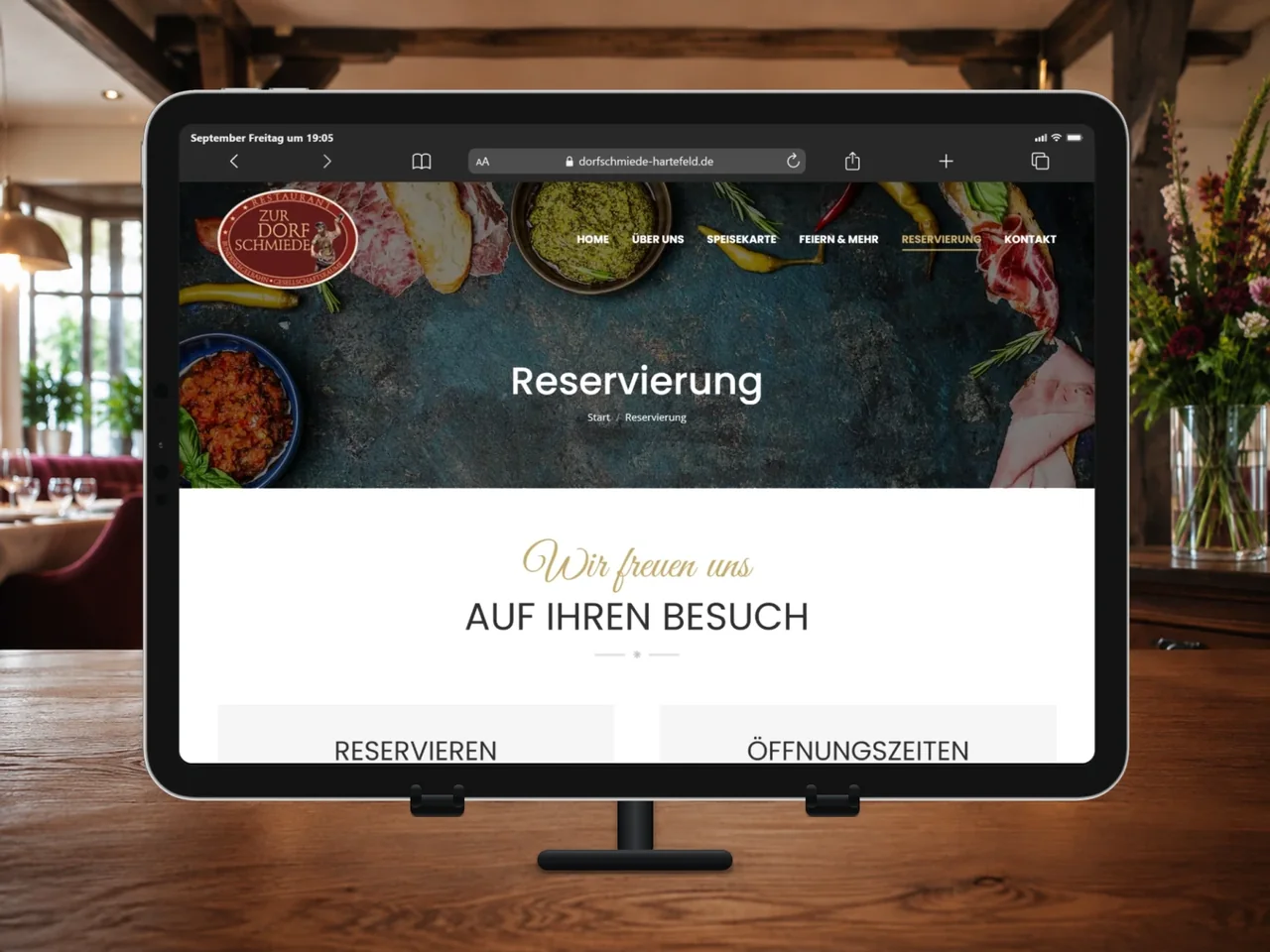 iPad Pro 11 im Querformat auf einem Tischständer mit der Reservierungsseite der Dorfschmiede Hartefeld.