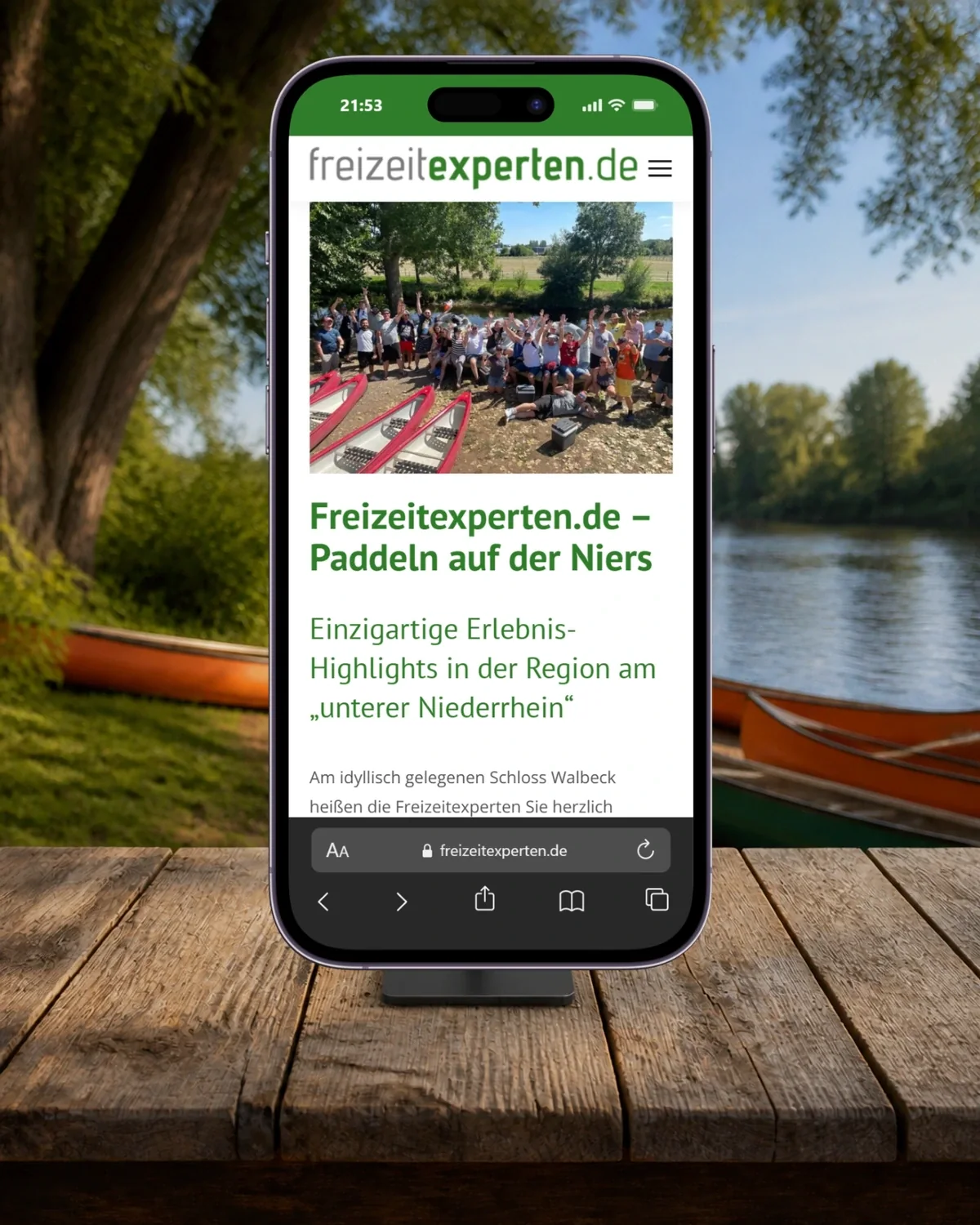 iPhone 14 Pro an der Niers mit der Freizeitexperten-Seite „Paddeln auf der Niers“ und mobiler Einführung