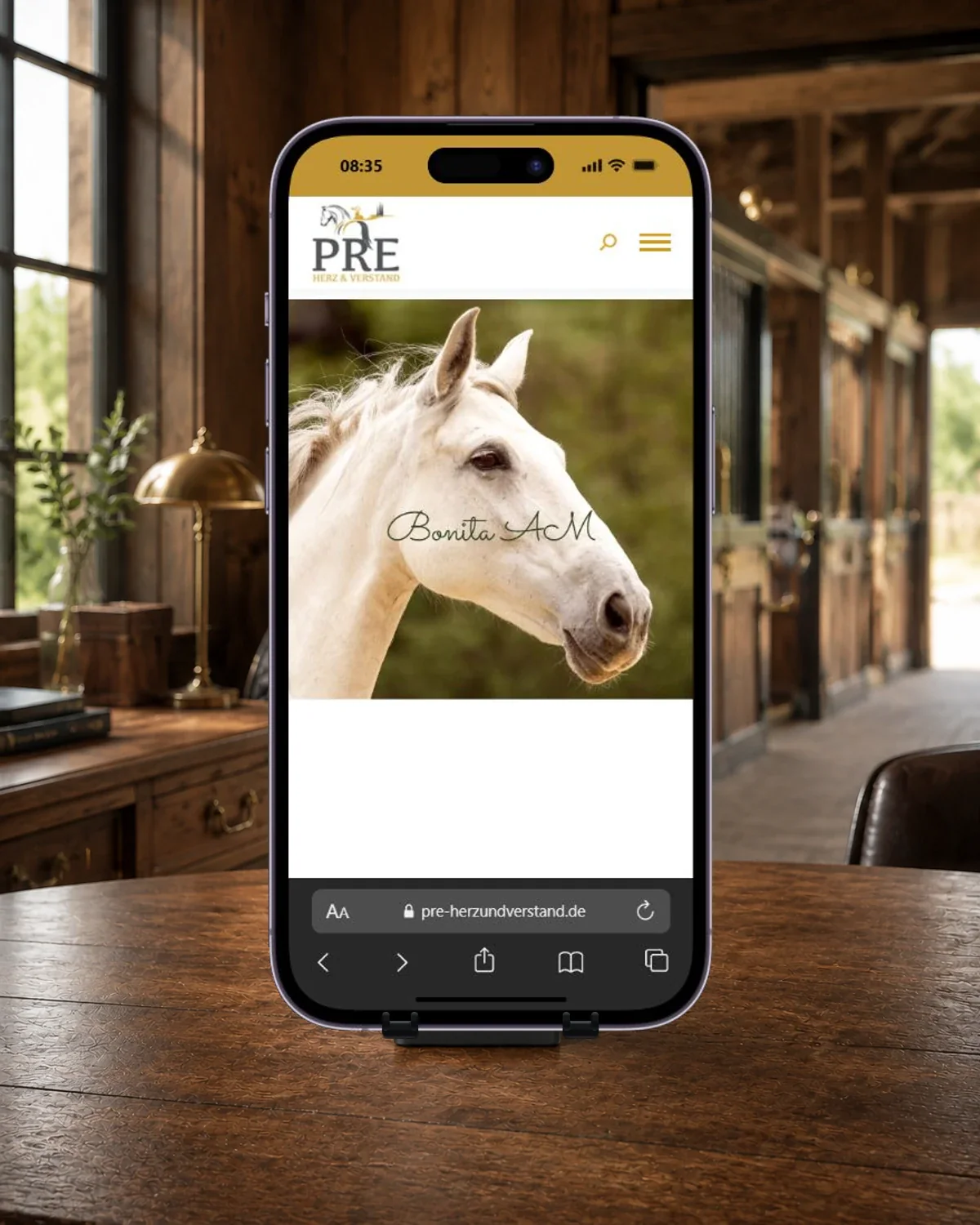 iPhone 14 Pro in einem Stallbüro mit dem Pferdeprofil von Bonita ACM