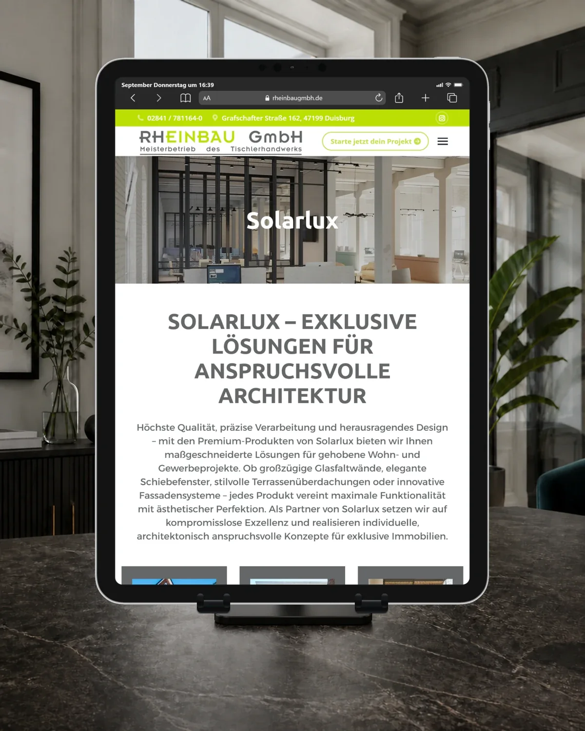 iPad Pro auf einer Halterung mit der Rheinbau-Seite zu Solarlux-Lösungen in einer hellen Wohnumgebung