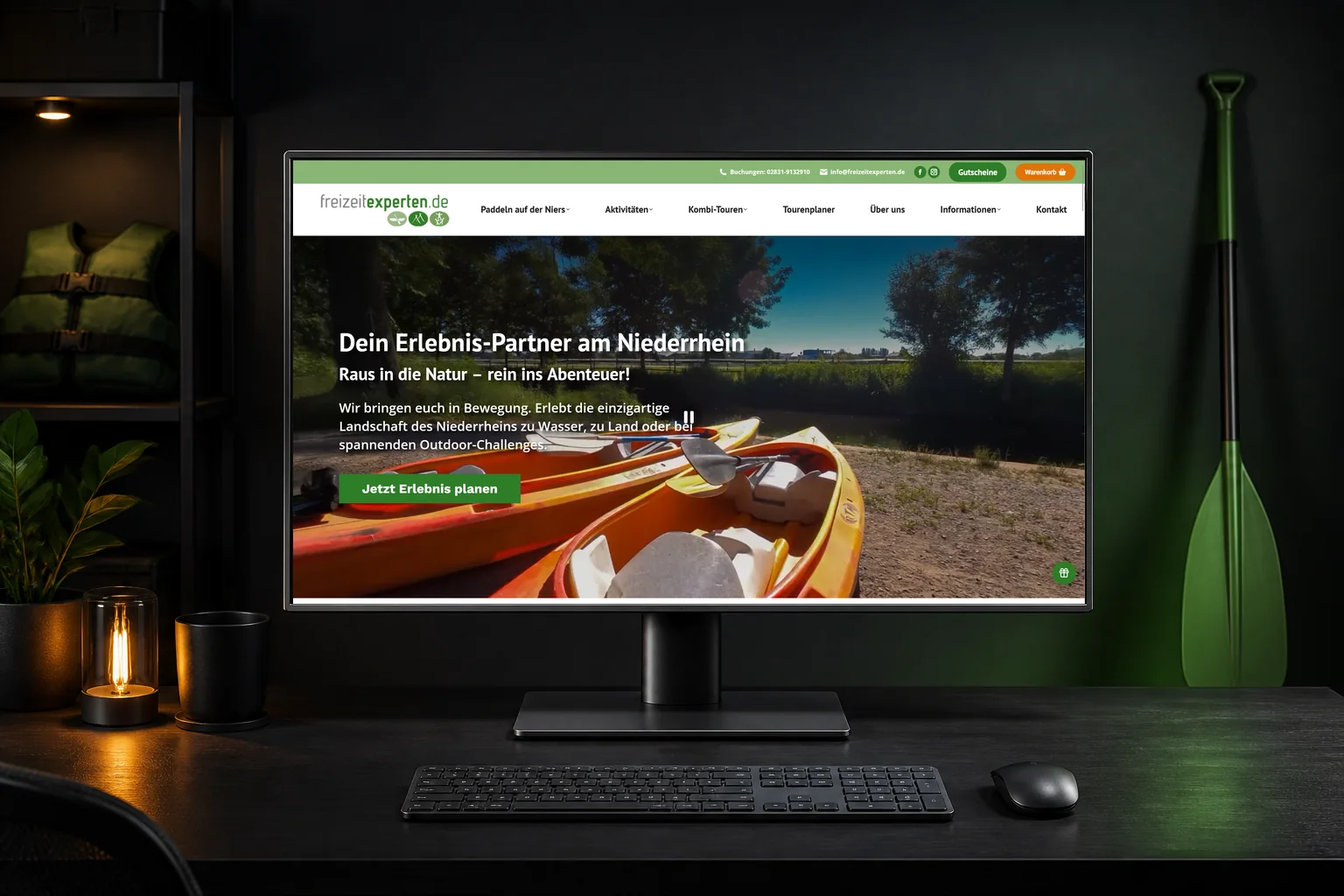 Desktop-Monitor mit der Freizeitexperten-Startseite, Kanus an der Niers und dem Einstieg zur Erlebnisplanung