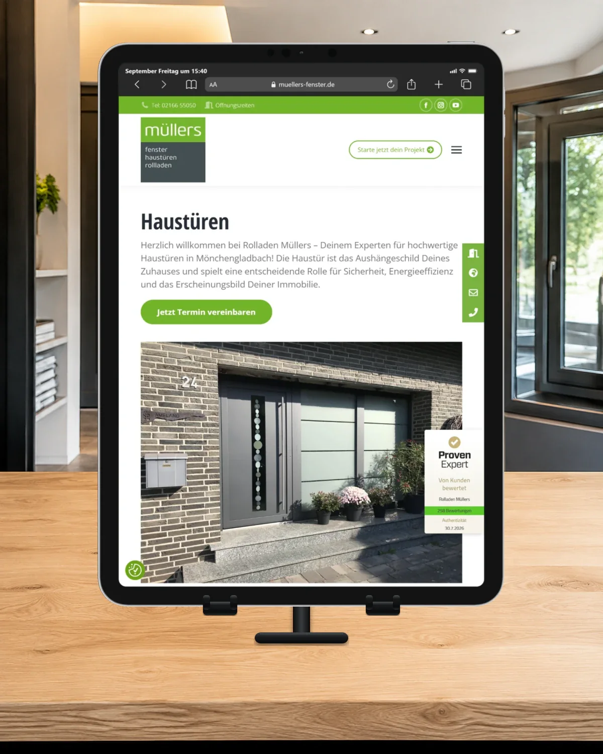 iPad Pro auf einem schwarzen Tischständer in einem Fenster- und Türen-Showroom; geöffnet ist die Müllers-Seite Haustüren mit dem Foto einer modernen Eingangstür