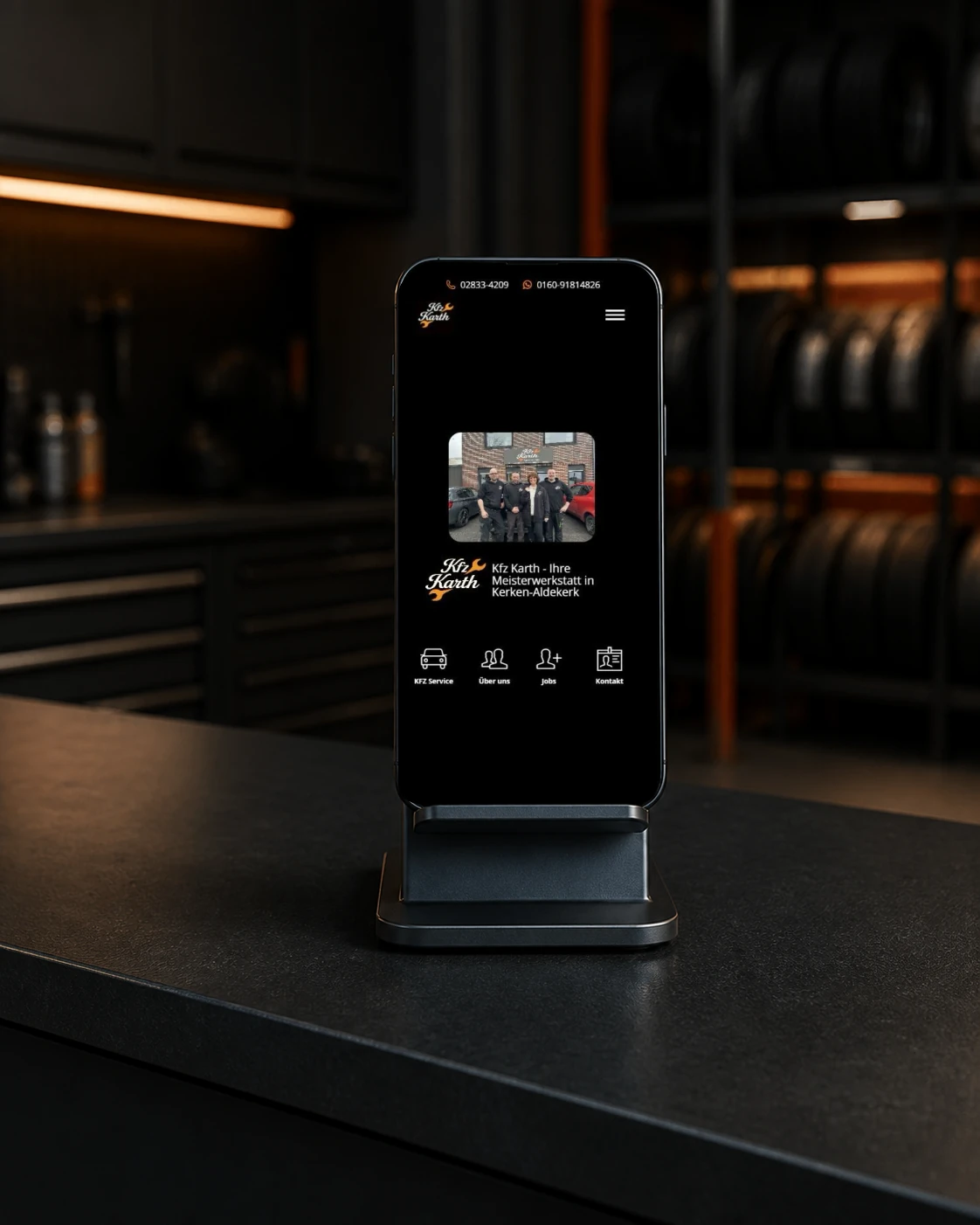 Autohaus-Karth-Website auf einem Smartphone mit Teamfoto und kompakter Servicenavigation