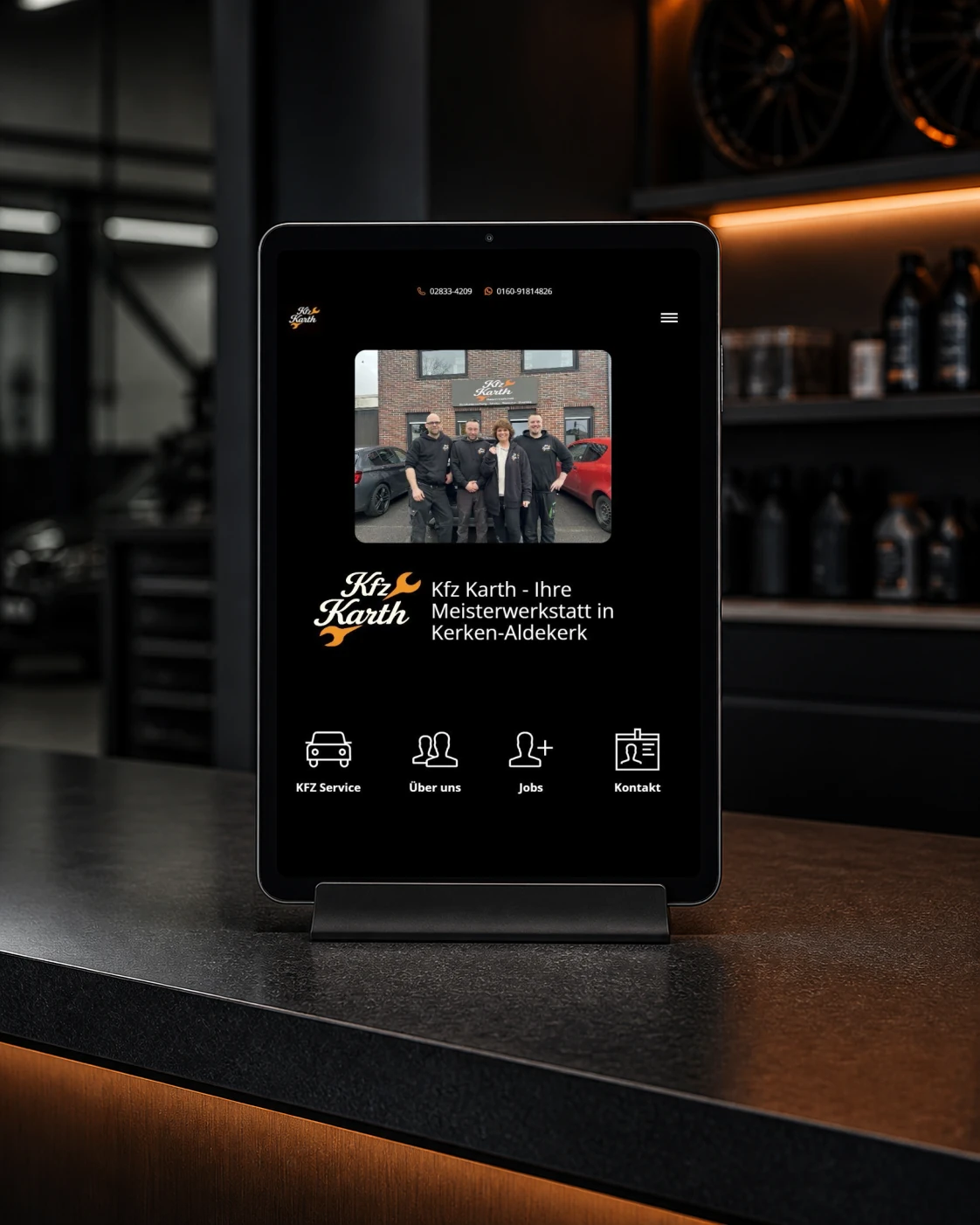 Autohaus-Karth-Website auf einem Tablet mit Teamfoto und Navigation