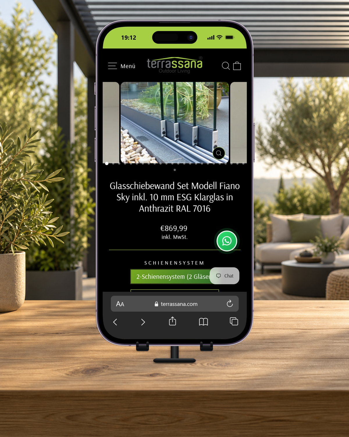 Terrassana-Produktseite der Glasschiebewand Fiano Sky auf einem Smartphone