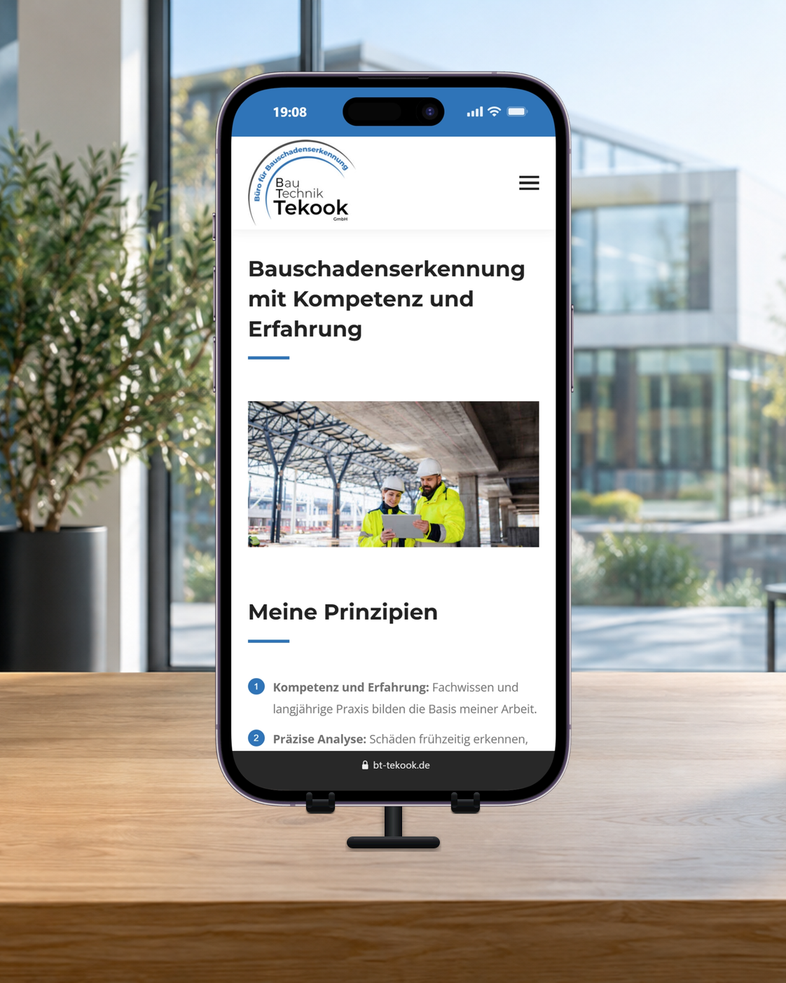 Über-mich-Seite von Bautechnik Tekook mit Baustellenfoto und Grundsätzen auf einem Smartphone
